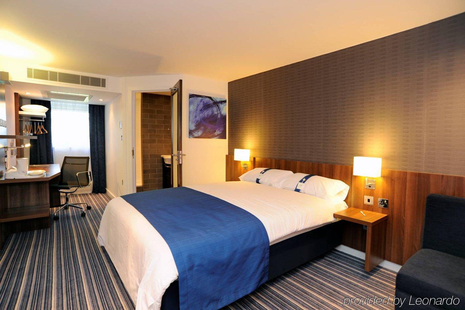 Holiday Inn Express Crewe Exterior foto