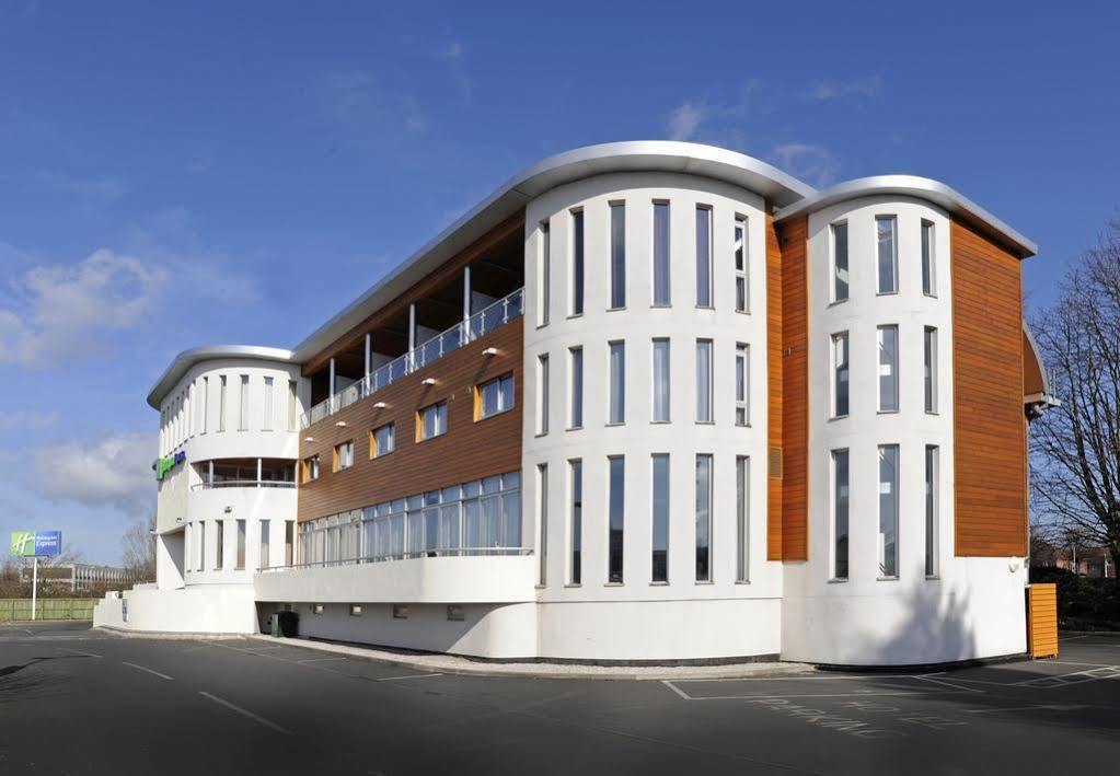 Holiday Inn Express Crewe Exterior foto